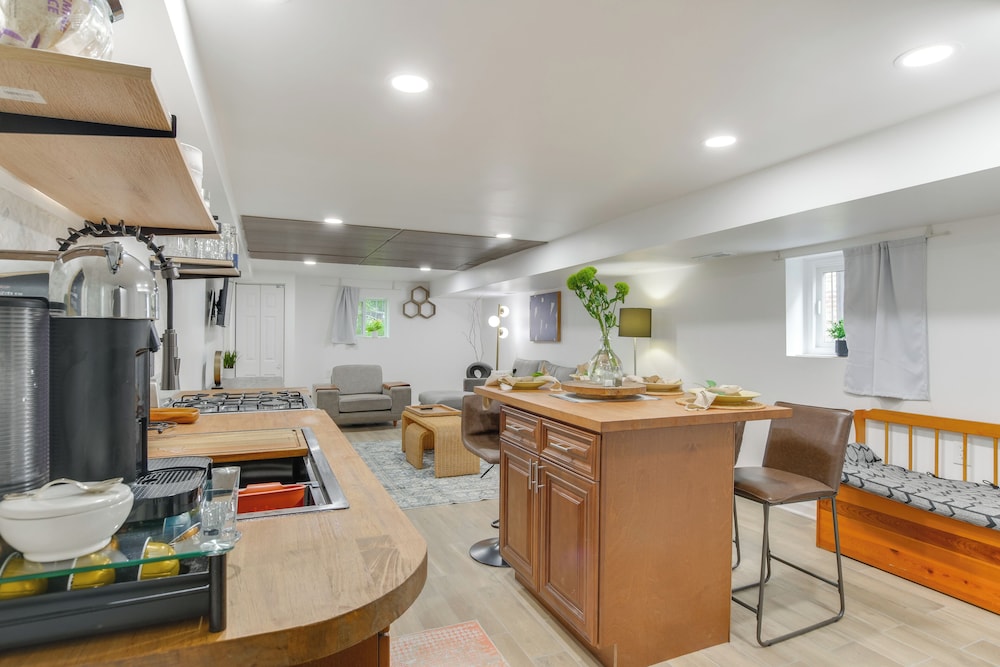 2 Mi to Logan Square: Pet-friendly Unit w/ Yard!
