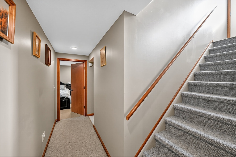 Cozy Retreat With Hot Tub In Peaceful Goshen 4 Bedroom Home