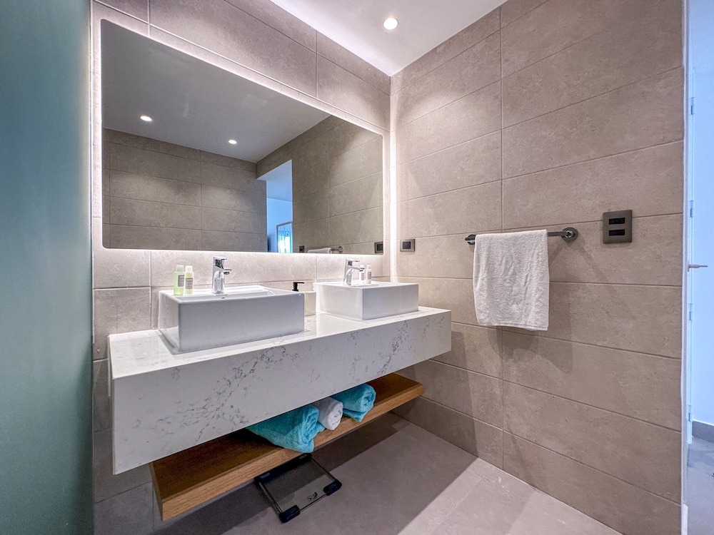 Luxury 3 Bedroom Apartment at the Beach