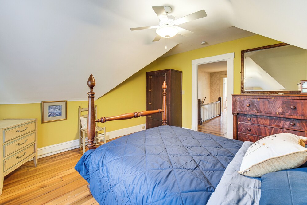 2 Mi to Chardon Square: Spacious Farmhouse