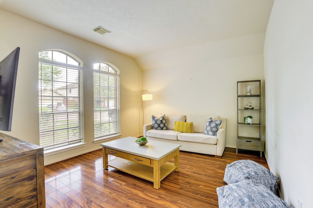 Private Yard + Gazebo: Quiet Houston Home