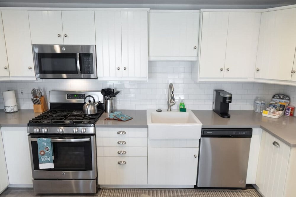 Updated 1BR House in Glendale With Private Fenced Yard p55