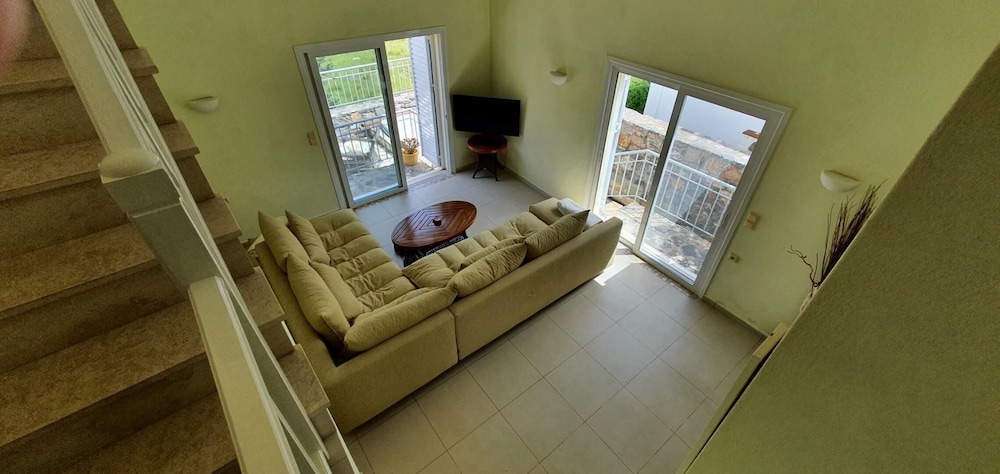 Plaka-sleeps4-parking-pool-hottub-seaviews