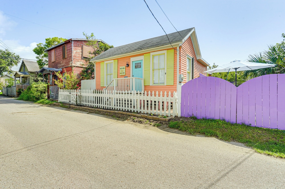 1 Mi to Beach: Colorful Cottage in Galveston!