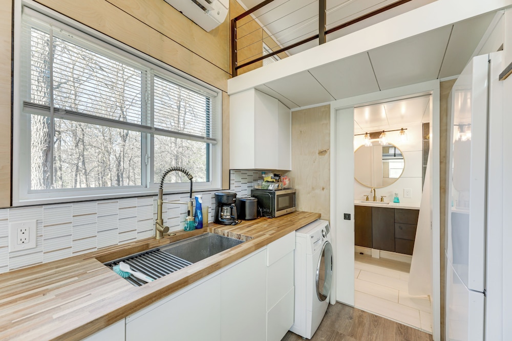 Hiking & Creek: Manor Tiny Home in Forest Retreat