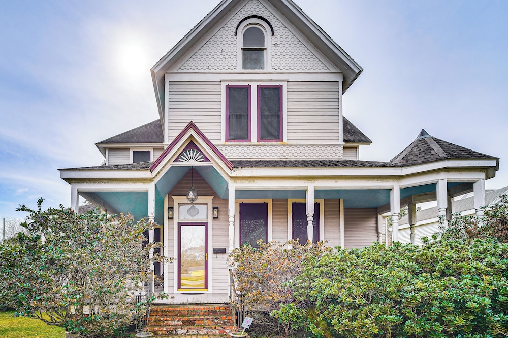 Historic Home w/ Wraparound Porch: Walkable Area!