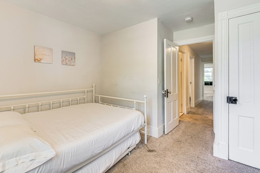 Shop & Dine: Central Stroudsburg Townhome!