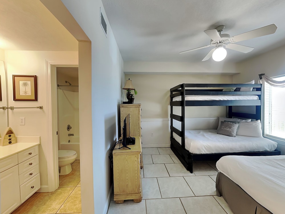Admiral's Quarters #1406 by Southern Vacation Rentals