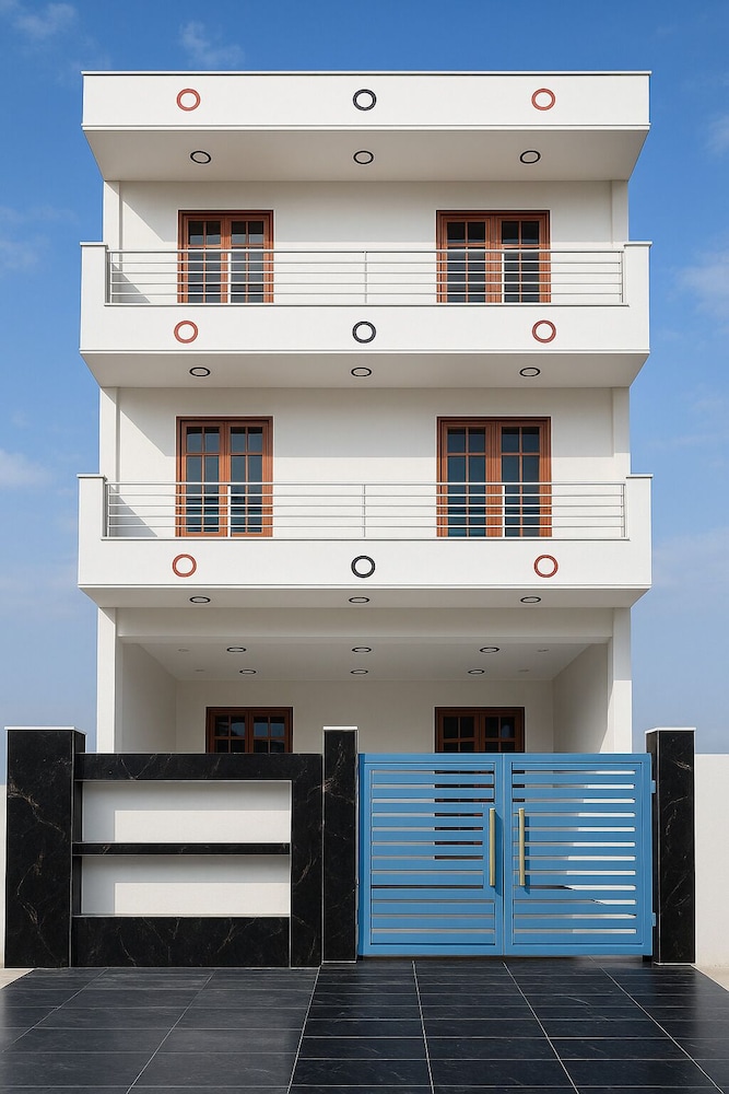 Let'stay- Noida