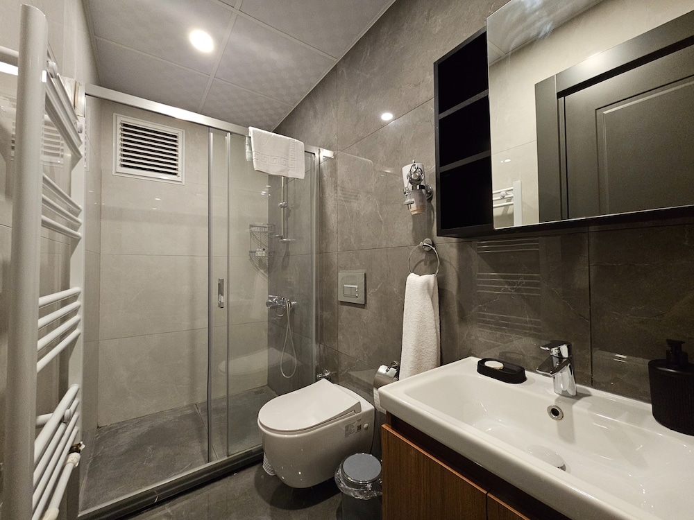 New Flat Large Living Space 2-5 Near By Lara Beach