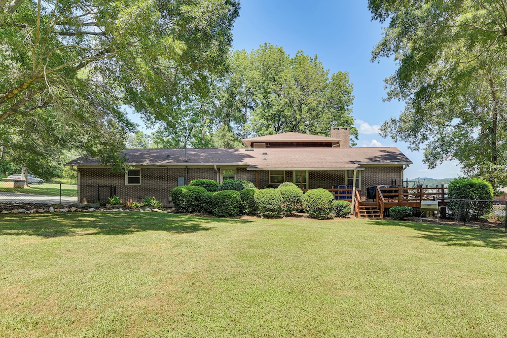On Lake Tillery: Spacious Home w/ Screened Porch!