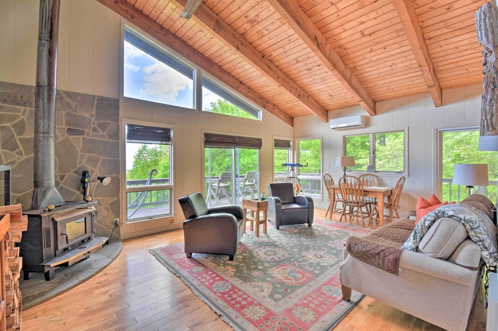 Cabin w/ Balcony & Mtn Views Near Sky Valley! view 5