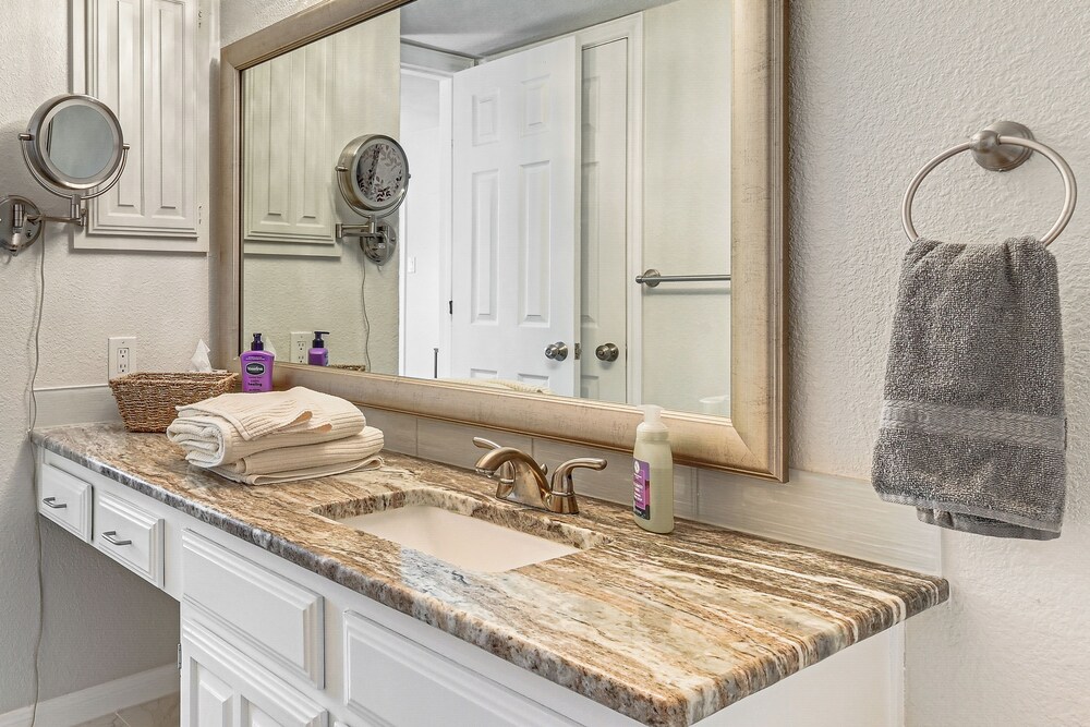 Cozy 2-story Condo Near Galleria in North Dallas!