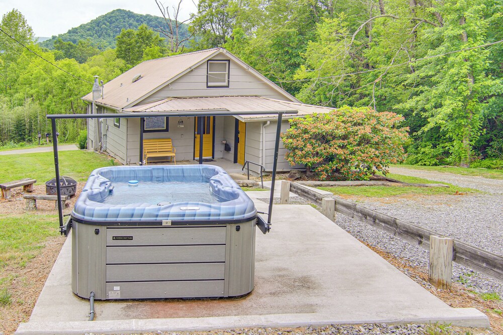 Private Hot Tub: Cottage Near Hikes & Pigeon River
