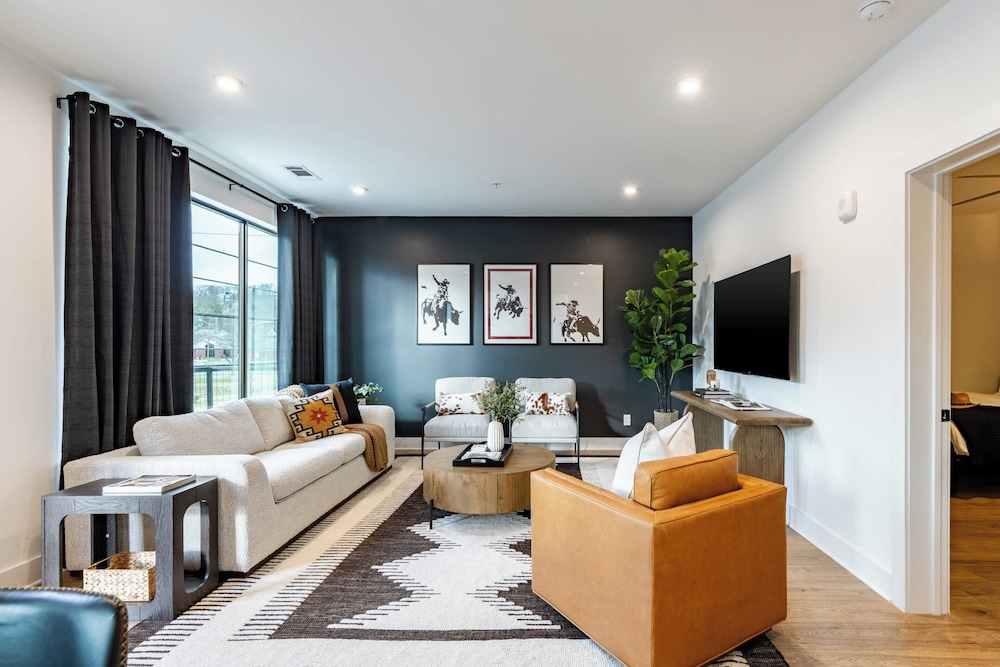13 Modern Condos Near Downtown Nashville 26 Total Bedrooms, Sleeps 90 The Heights by Avantstay