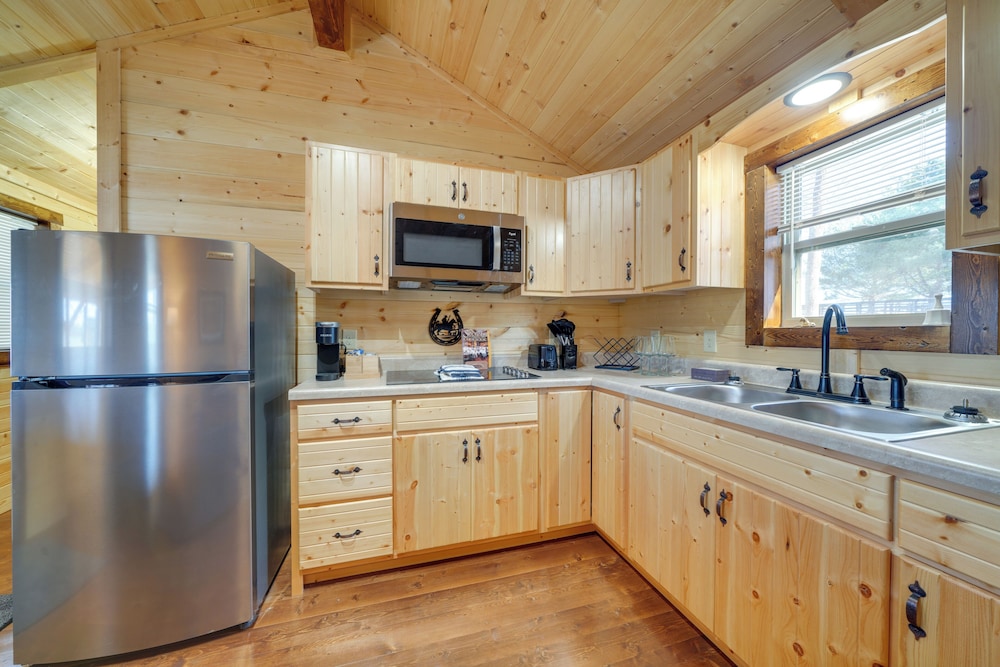 Porch & Pond Views: La Grange Cabin Retreat!