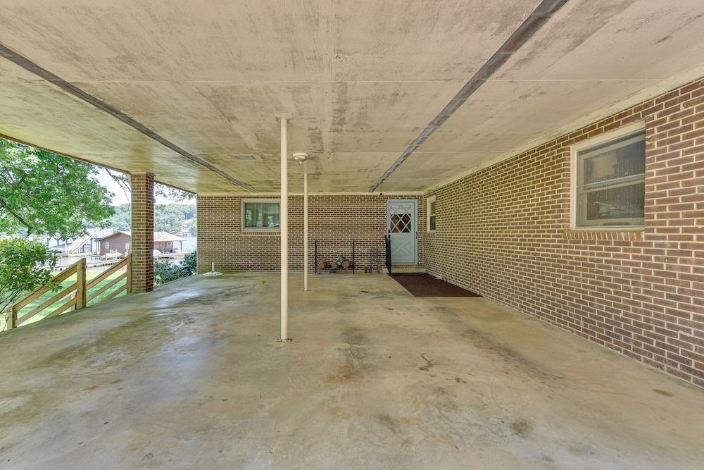 On Lake Tillery: Spacious Home w/ Screened Porch!