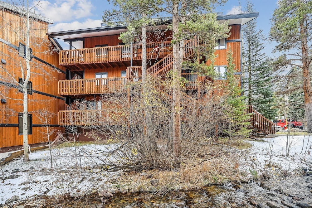 4 O'clock Lodge A16 1 Bedroom Condo by RedAwning