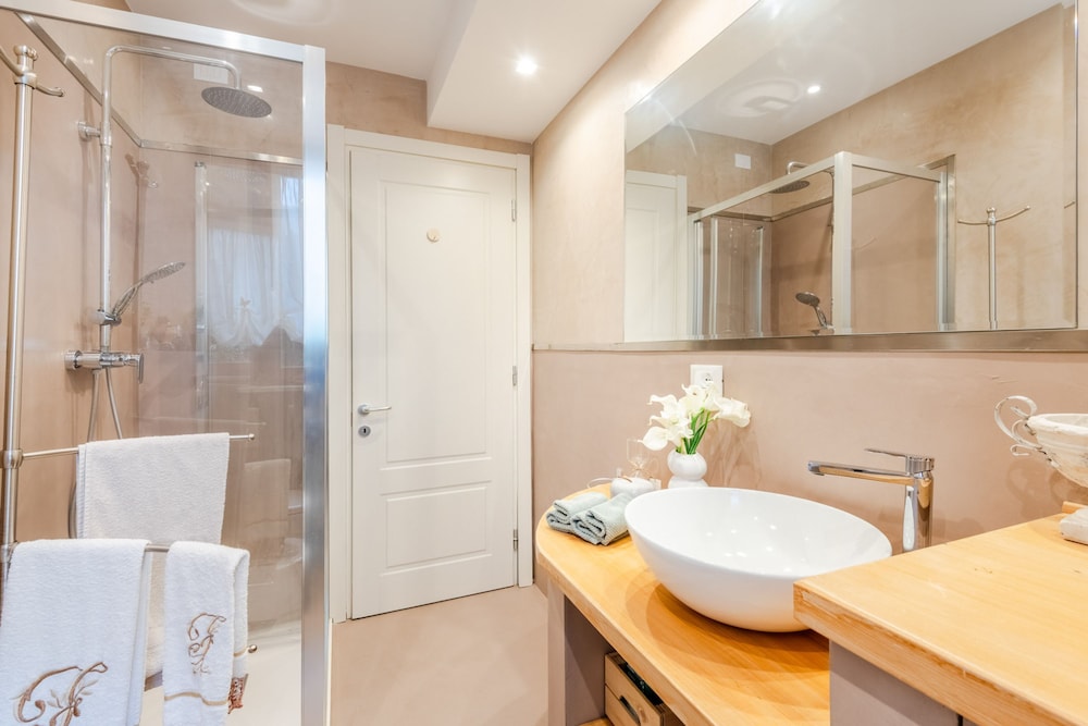 Casa Ambra in Lucca With 1 Bedrooms and 1 Bathrooms