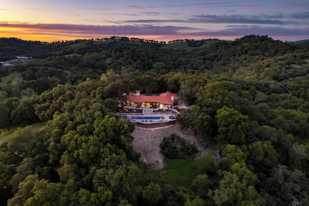 Rancho Robles by Avantstay Vineyard Villa w/ Views, Pool & Privacy