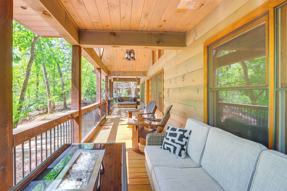 Ellijay Mountain Cabin w/ Hot Tub & Spacious Deck