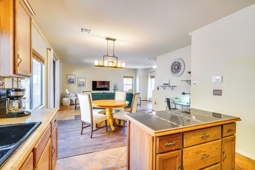 Southwestern Chic! Tucson Retreat w/ Private Patio