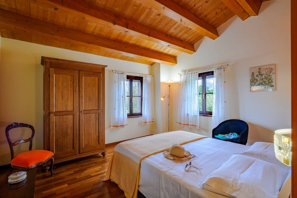 Casale Partemio 8 Marche Holiday Villas