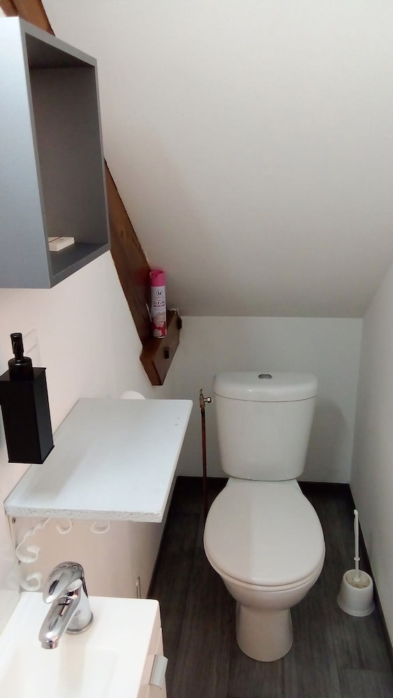 Le Relais de Jeanne en Orbigny — bathroom