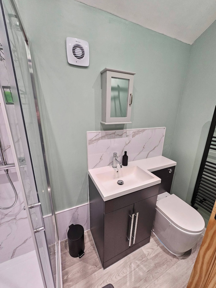 Charming 3-bedroom Home in Doncaster, Perfect for Family, Friends & Contractors