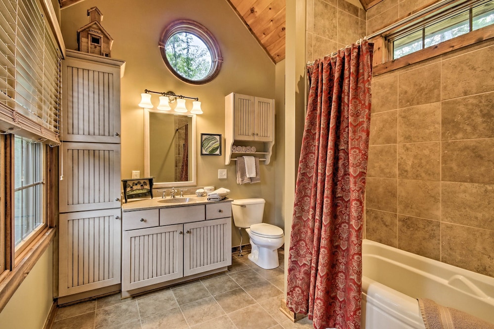 Creekside Berkeley Springs Cabin on 35 Acres! - Property Image 18