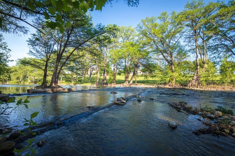 Waterwheel Hideaway - Cozy Condo for 6 With Resort-style Amenities