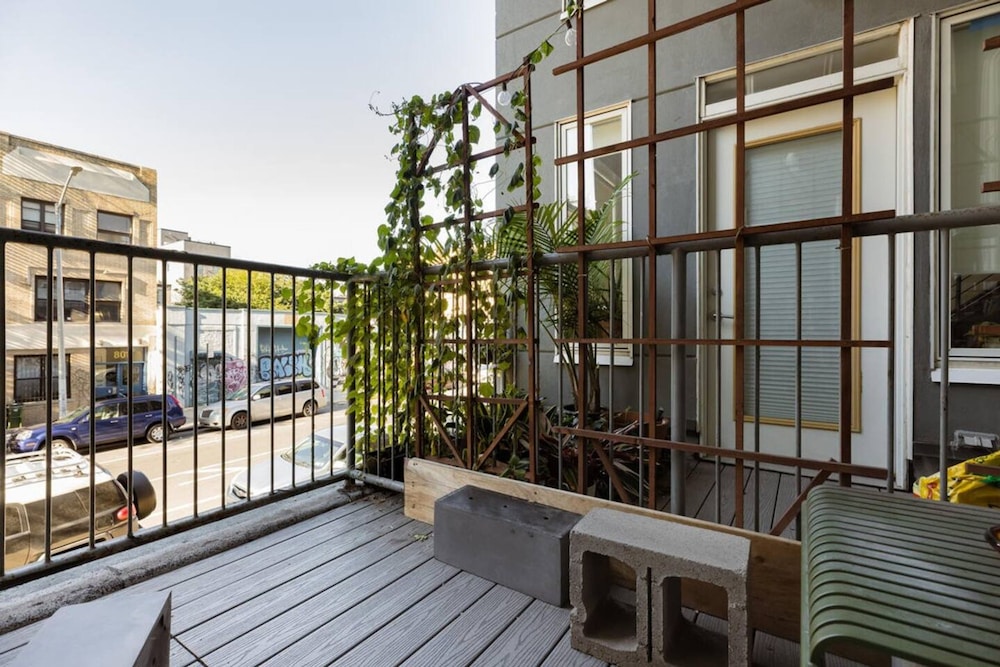 Dekalb by Rove Travel Duplex Loft w Terrace