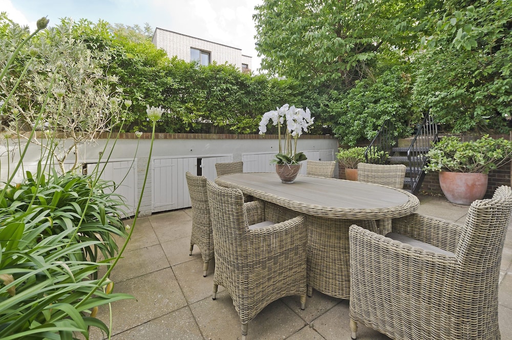 Huge Kensington Garden Flat