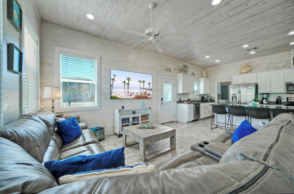 Sleeps 24, 2 Homes 2blocks to the Beach, Pool, Game Room, Patio w/ Outdoor Bar