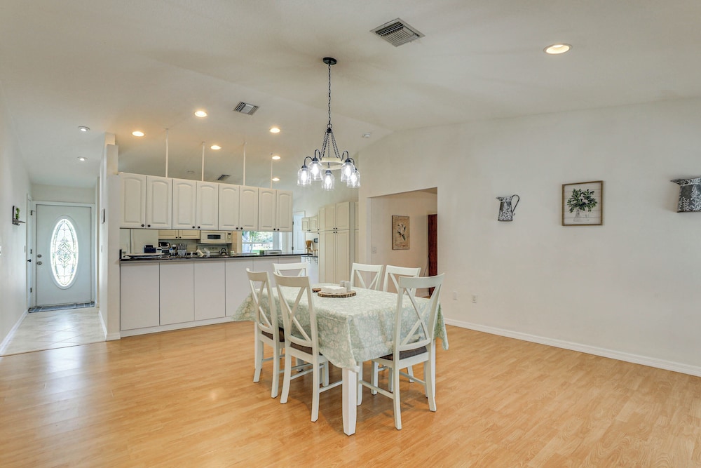 Sunny Sarasota Stay: Screened Pool + Pet Friendly
