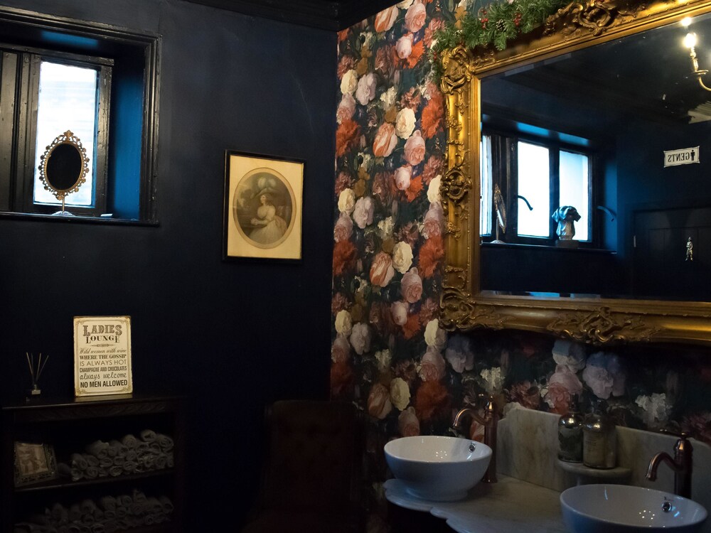 Gin Lounge Rooms