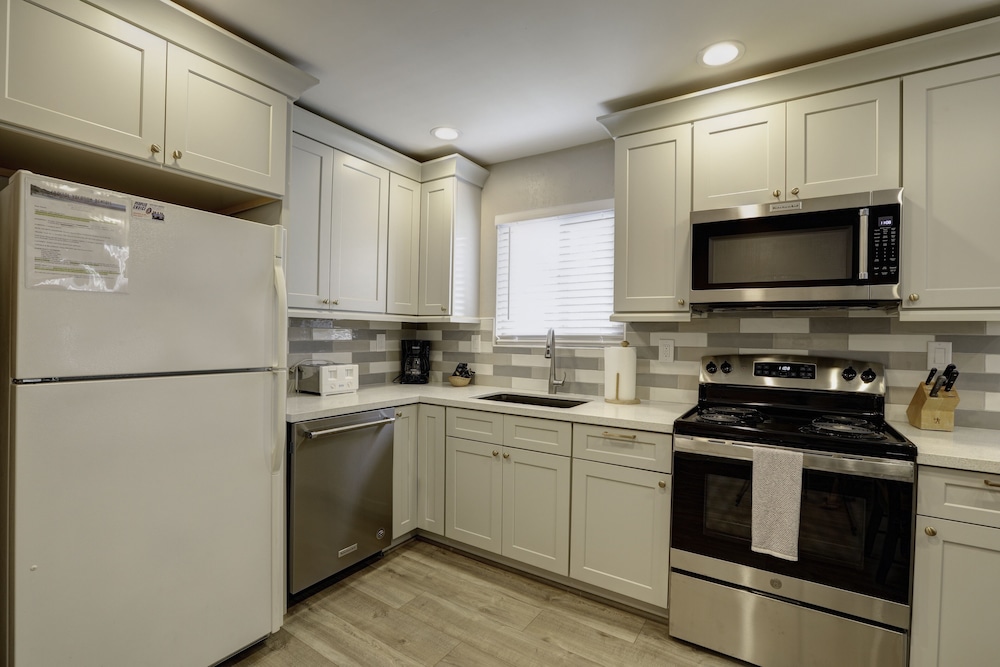 220 #7 Ocean View Ave 2 Bedroom Condo by Redawning view 2