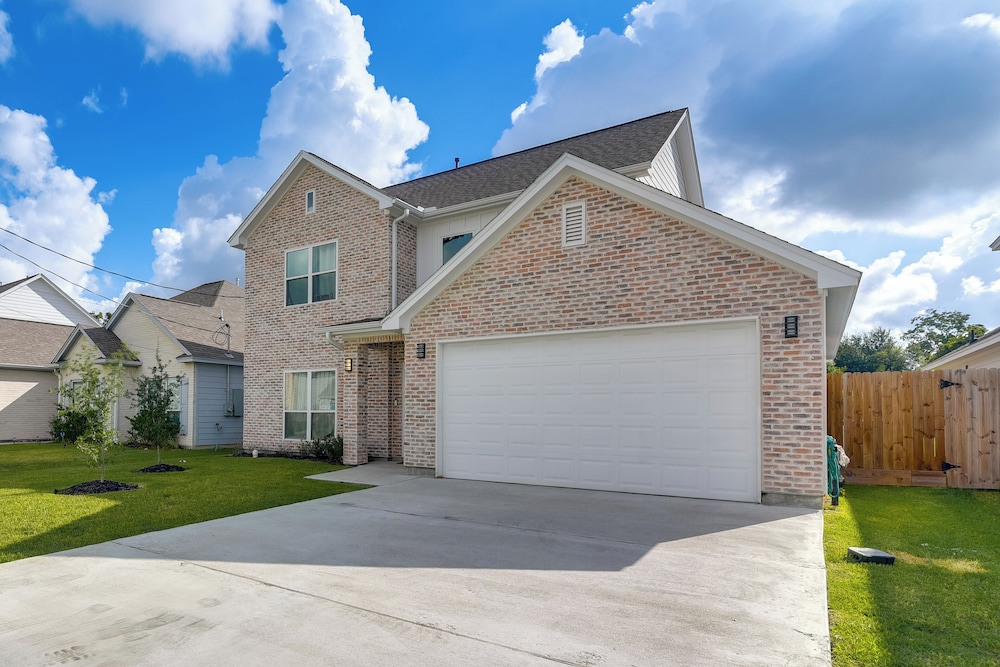 10 Mi to Downtown Houston: Family Home w/ Yard