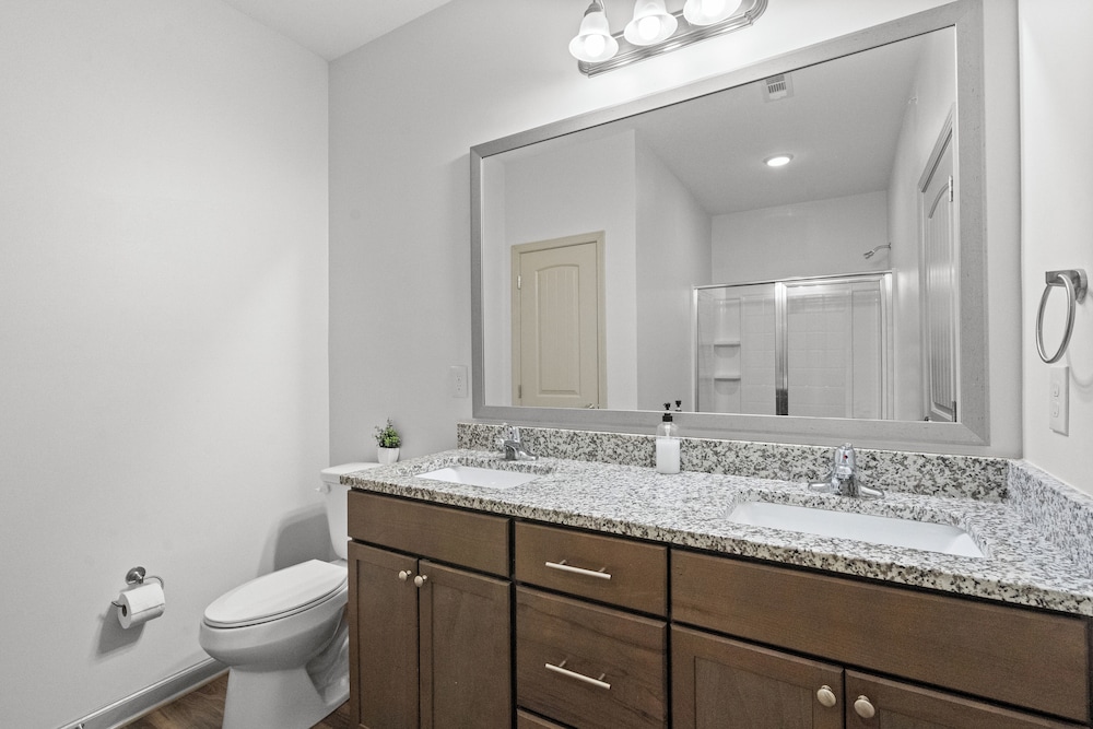 Upscale King 2BR Suite Mins to Charlotte