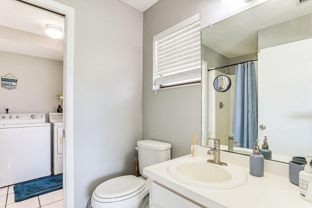 7 Mi to Beach: Cozy Home w/ Yard in Englewood!