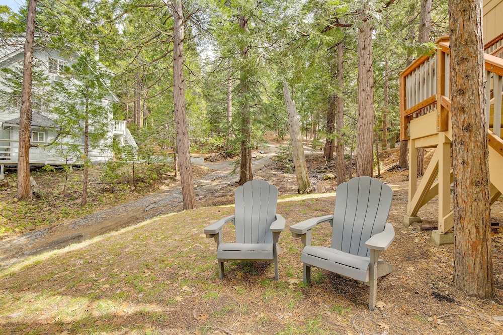 Woodsy Lake Arrowhead Cabin w/ Fire Pit Table