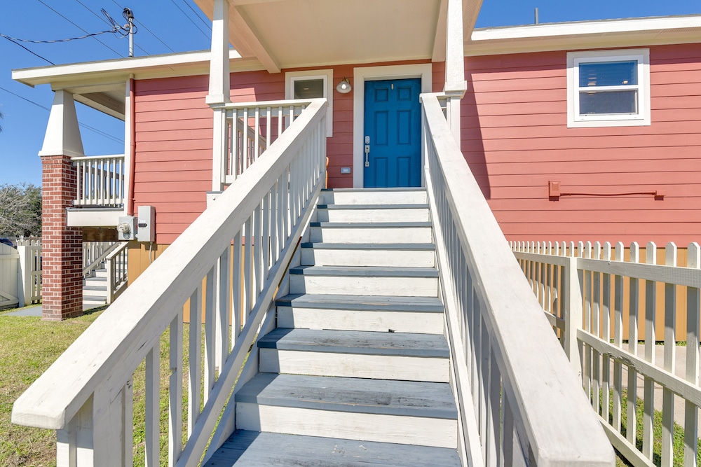 Galveston Vacation Home: 2 Mi to Galveston Beach!