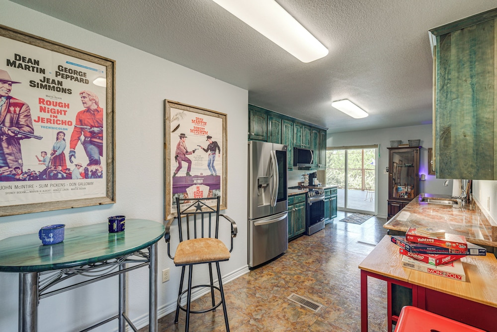 6 Mi to Granbury City Beach Park: Apt w/ Veranda!