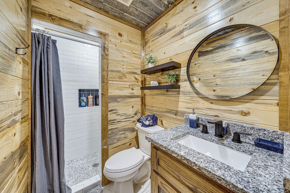 Hike, Fish & Unwind: Cabin w/ Yard in Broken Bow!