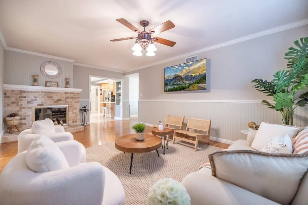 Marbella Lane - Charming 4BR Bungalo for Relaxing Retreat