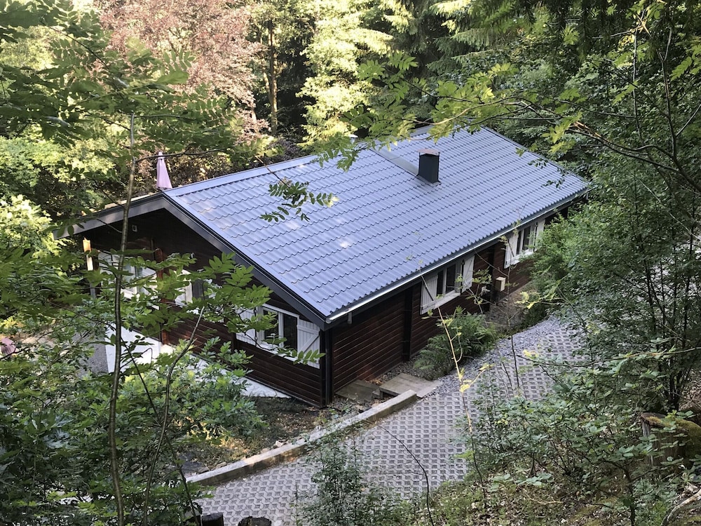 Cosy Chalet in Odeigne with Hot Tub