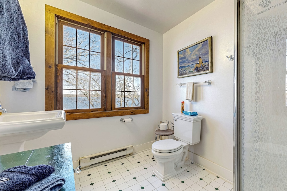 6BR Lakefront Estate w/ Private Piers & Patios