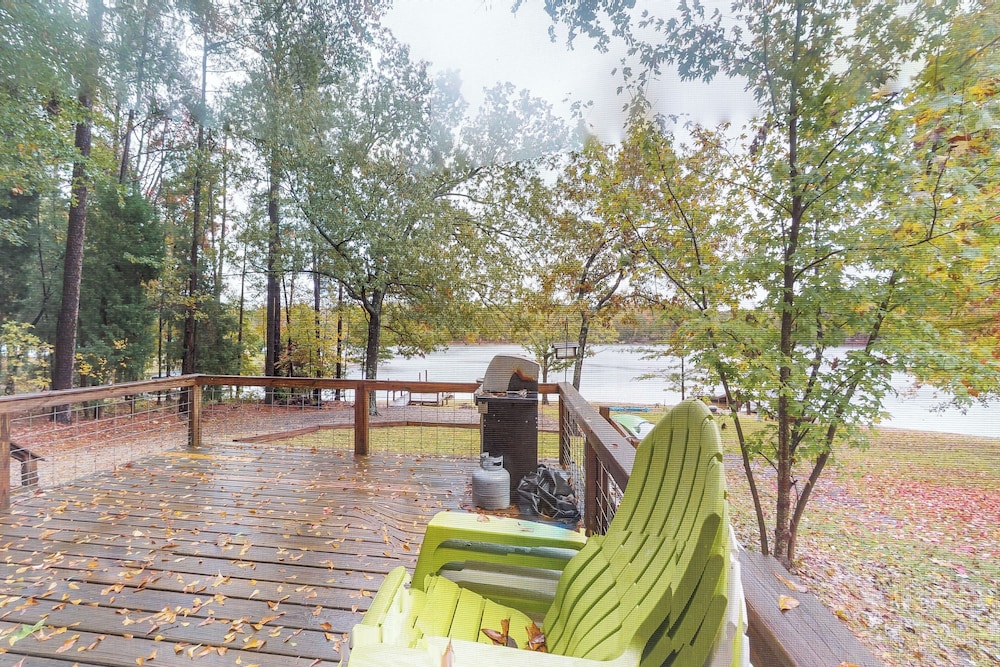 2BR Lakefront Lake Murray Home w/ Dock & Deck