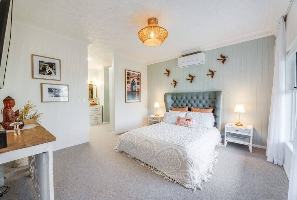 6 Bedroom Oasis in Burleigh Heads