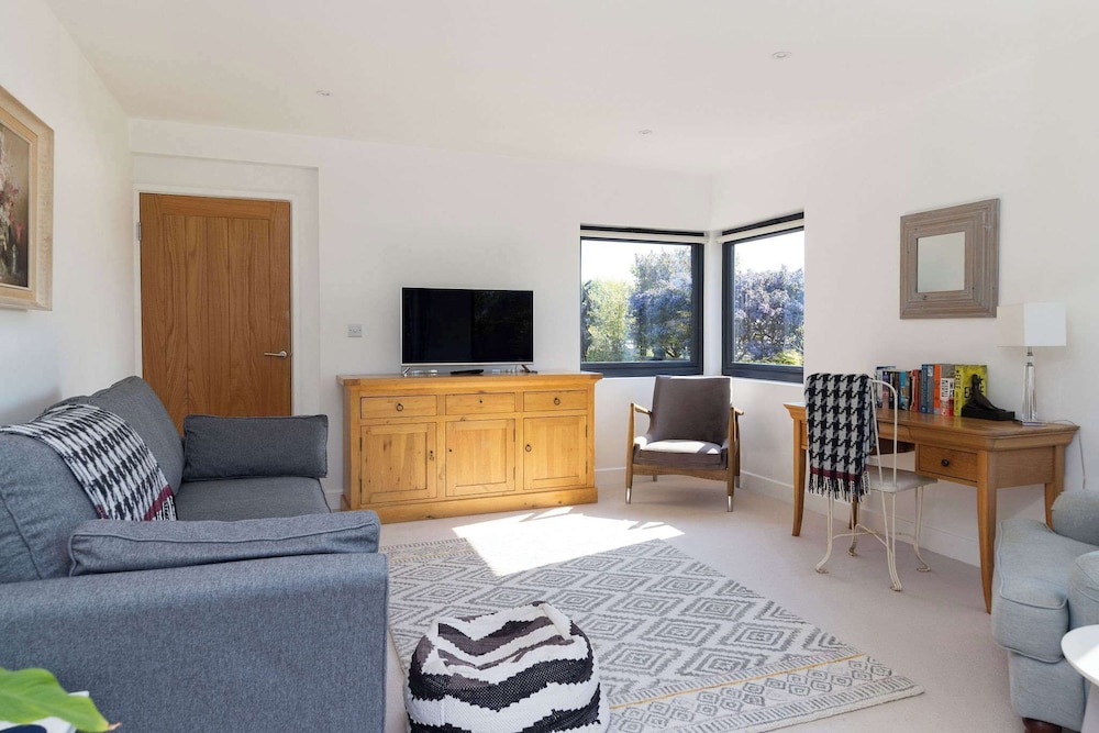 Spacious Coastal Retreat for 10 in West Wittering